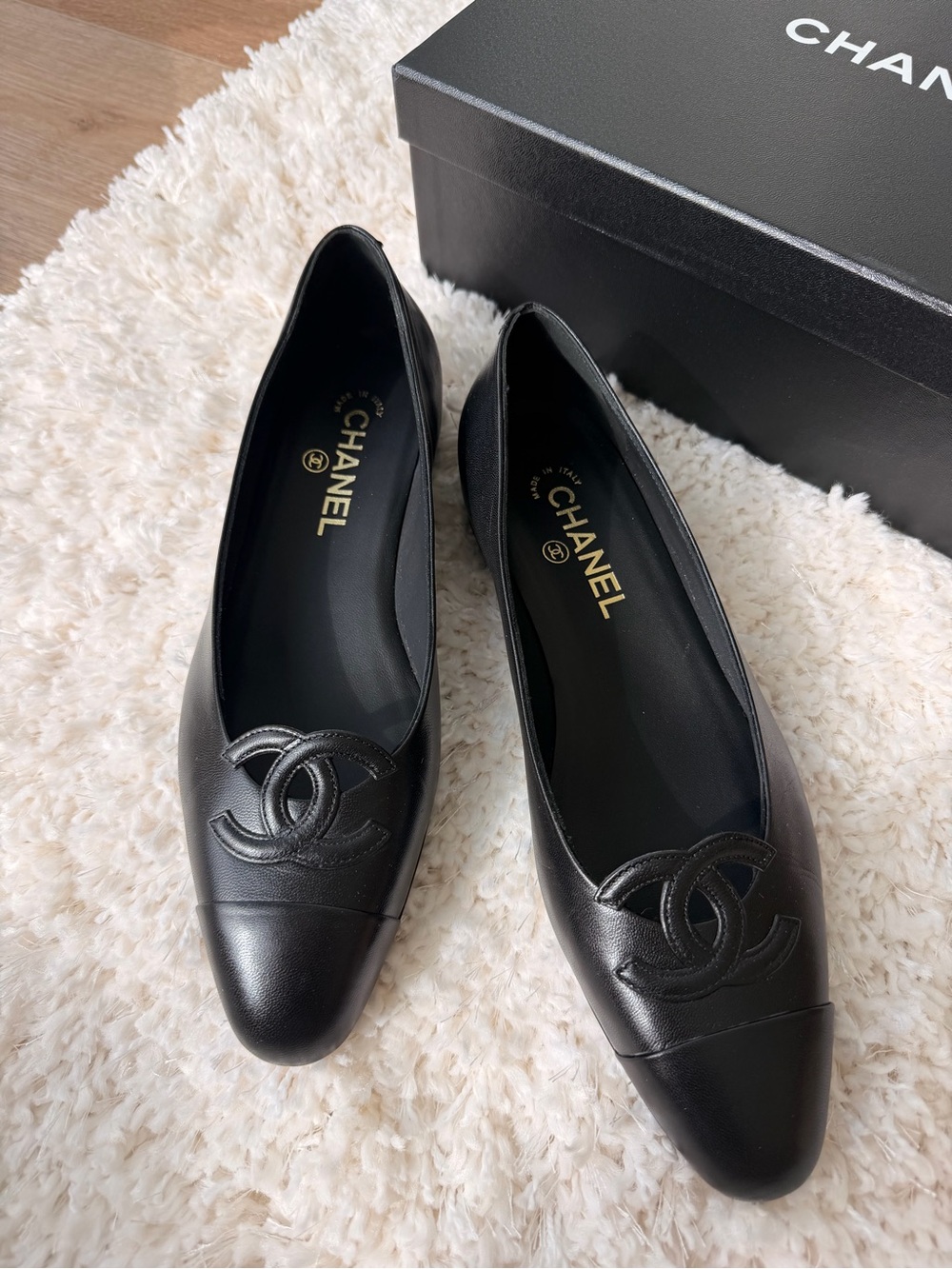 CHANEL Black Leather CC Logo Ballet Flats sz 39.5